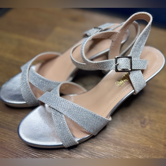 NWOT-Silver strappy sandals with chunky heel. - Picture 2 of 4